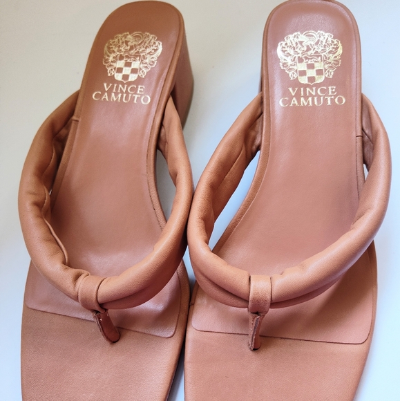 VINCE CAMUTO STACKED HEEL SANDALS - Picture 4 of 5